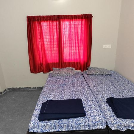 Готель Aadishkti Bhakt Nivas Tuljapur Екстер'єр фото